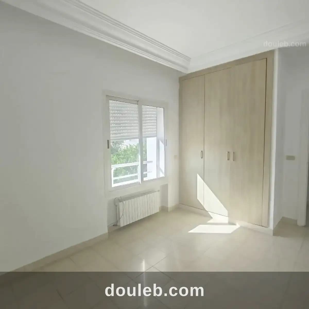 Un magnifique étage de villa s3 à ennasr2 - Miniature 5