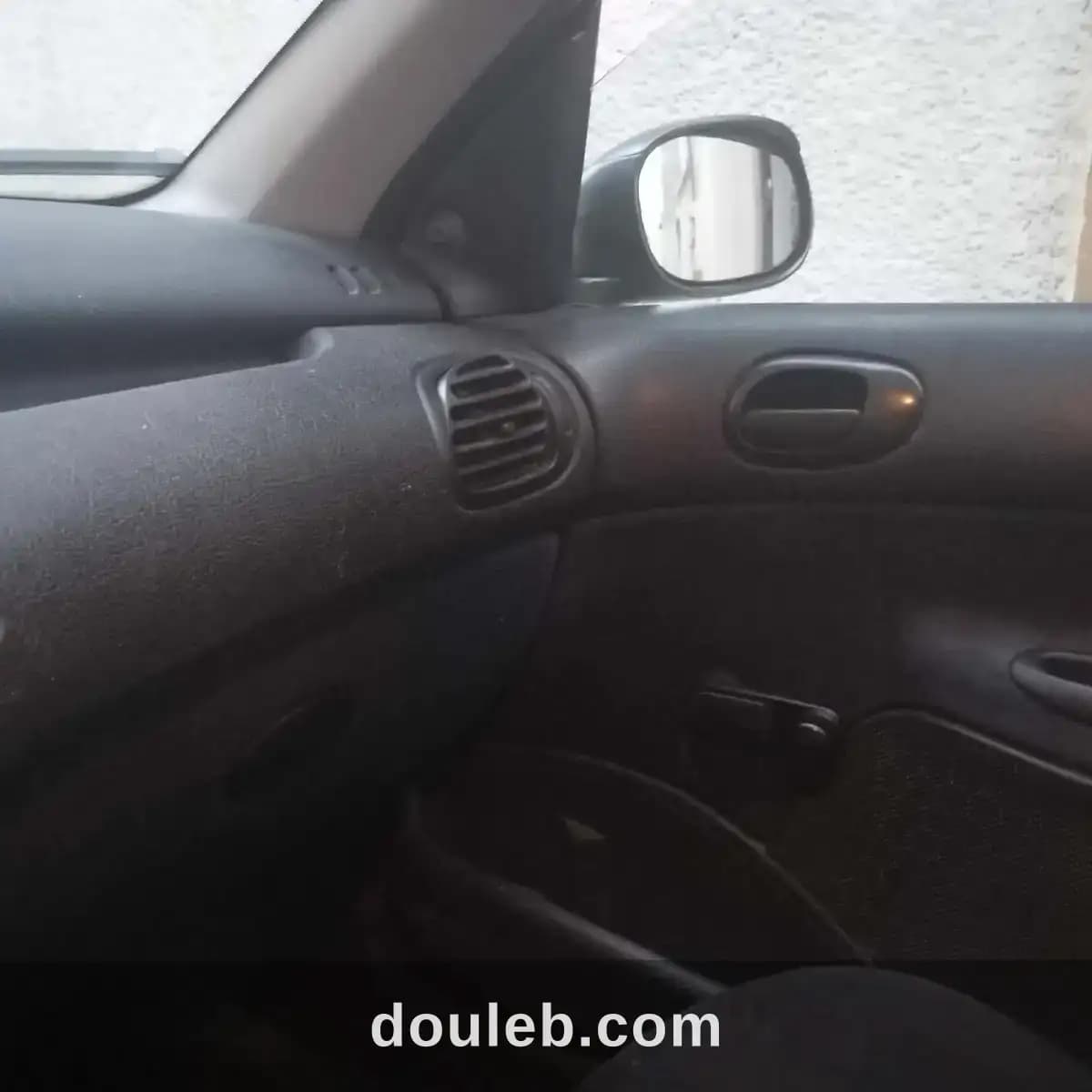Une voiture peugeot 206 à Ben Arous