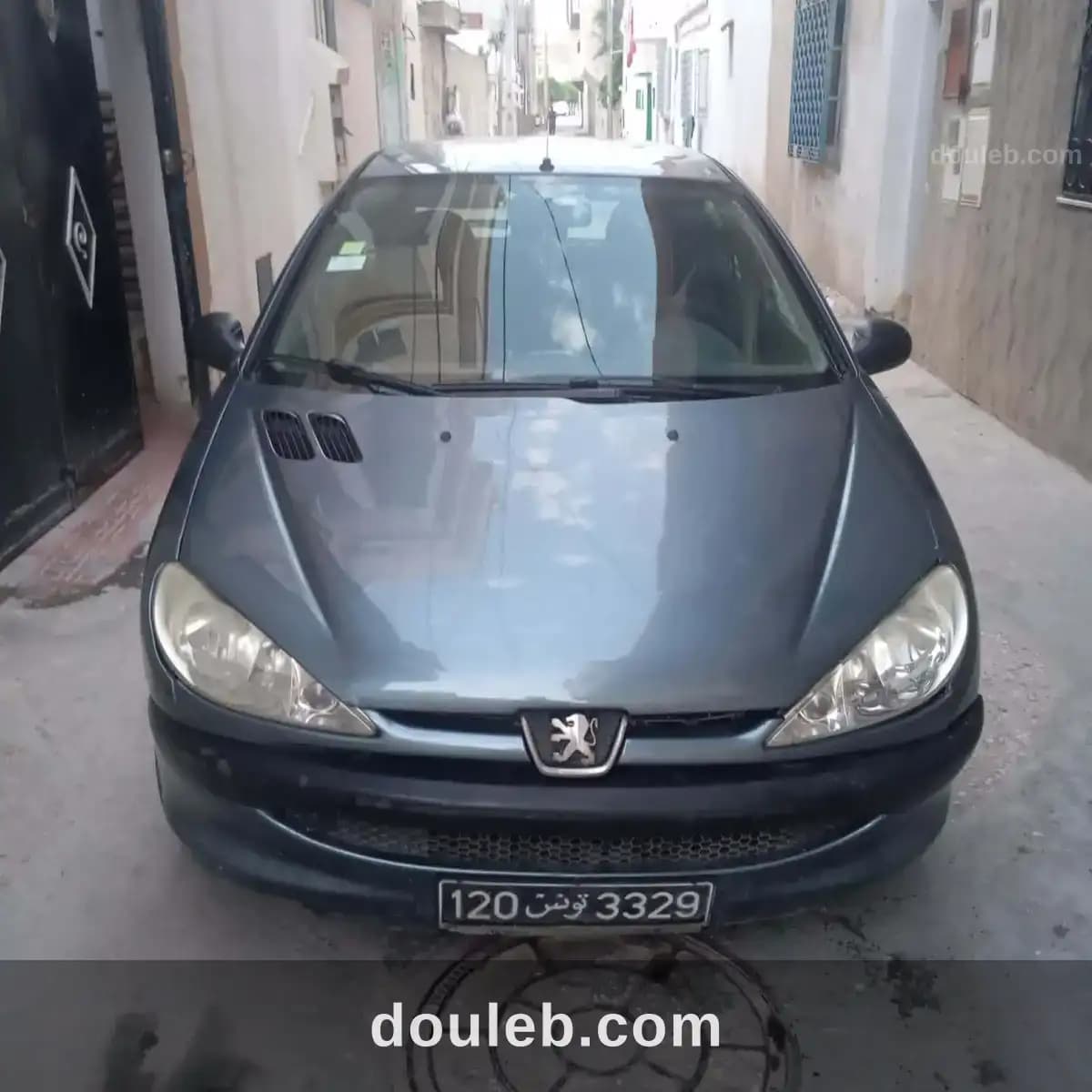 Une voiture peugeot 206 - Miniature 2
