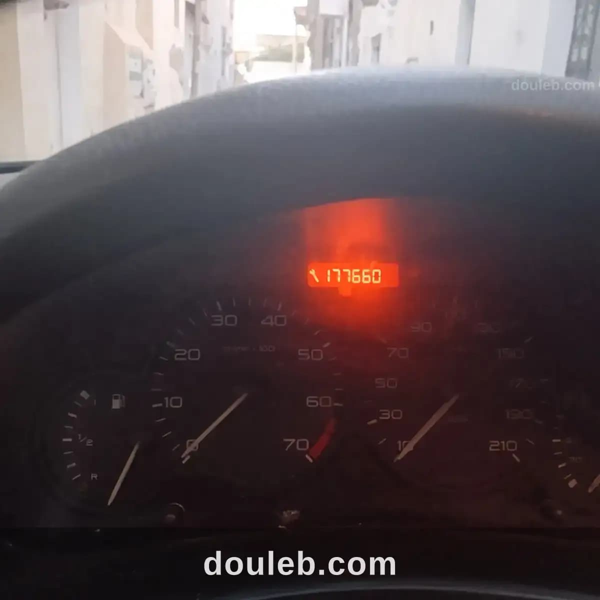 Une voiture peugeot 206 - Miniature 3