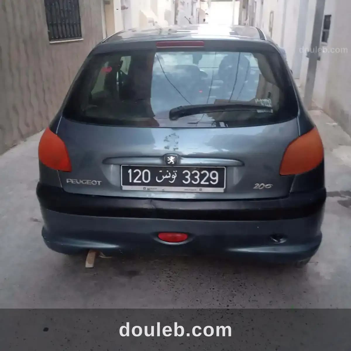Une voiture peugeot 206 - Miniature 4
