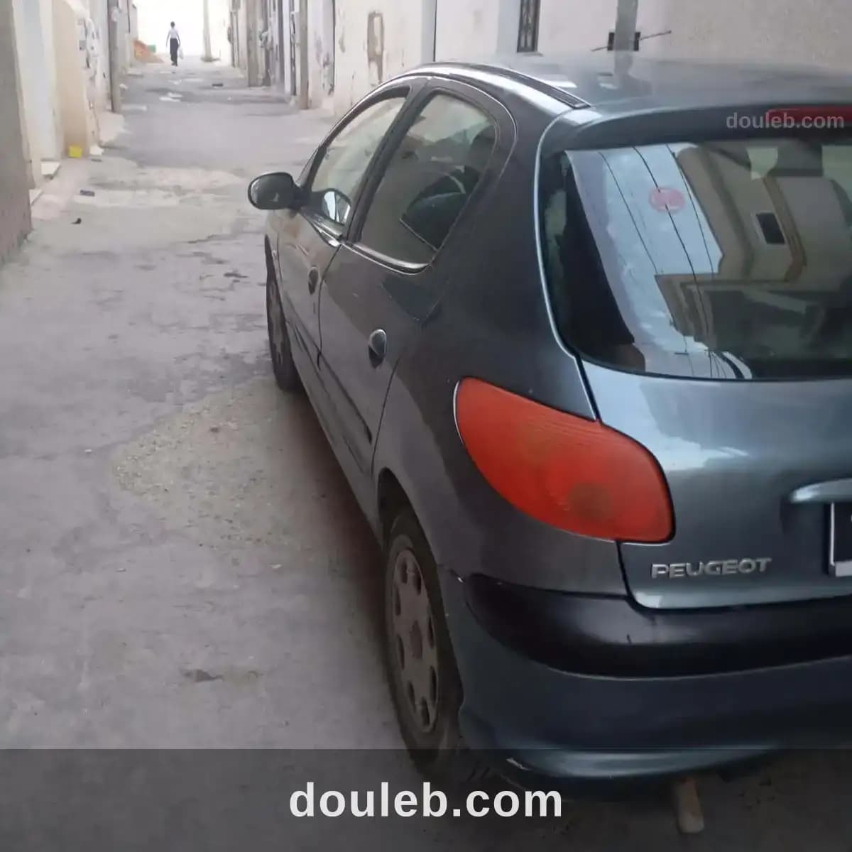 Une voiture peugeot 206 - Miniature 5