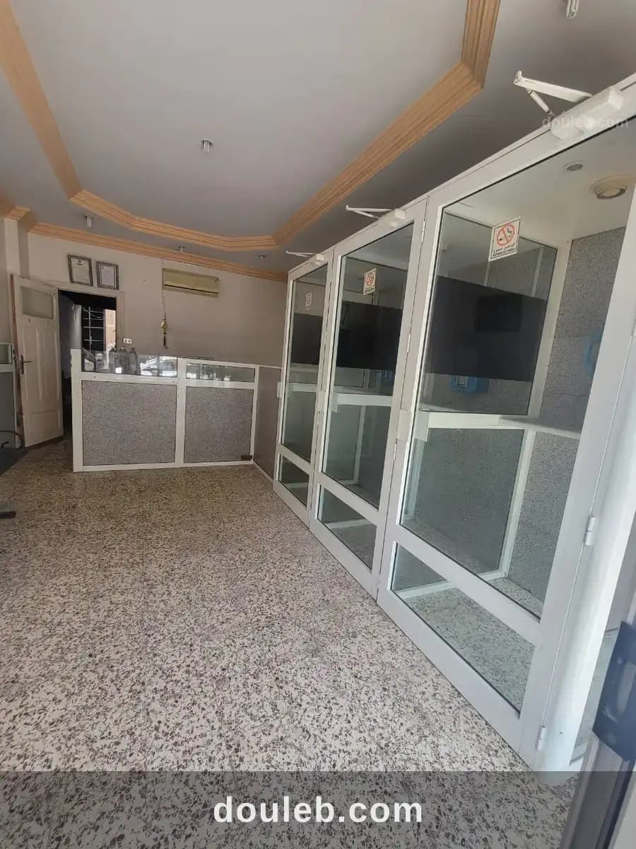 Local commercial en rdc plein centre ville - Miniature 2