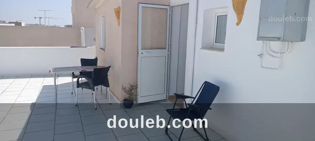Studio meublé avec une grande terrasee - Miniature 5