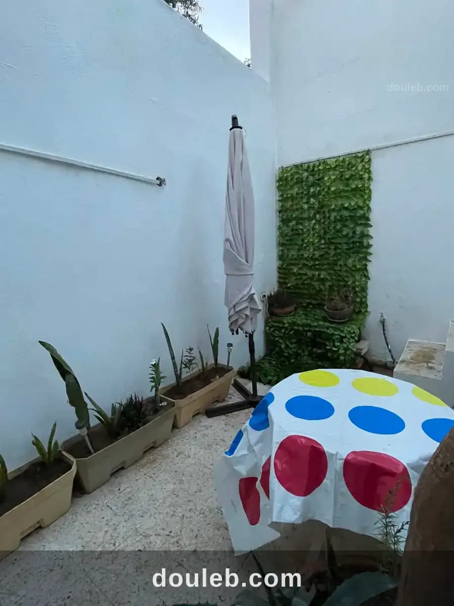 Small studio meublé pour une fille à Ariana