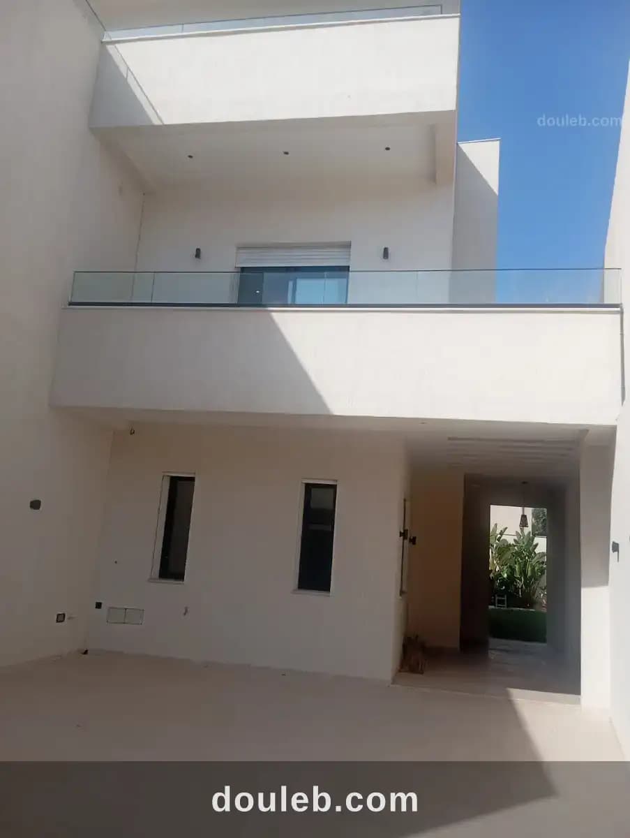 Villa avec piscine et ascenseur à la soukra - Miniature 3
