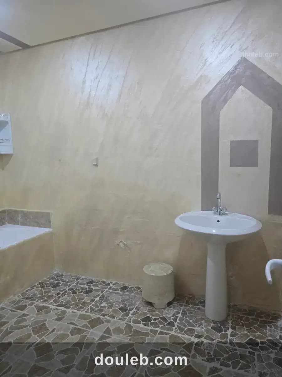 Appartement s2 de 112m avec place de parking privé - Miniature 3