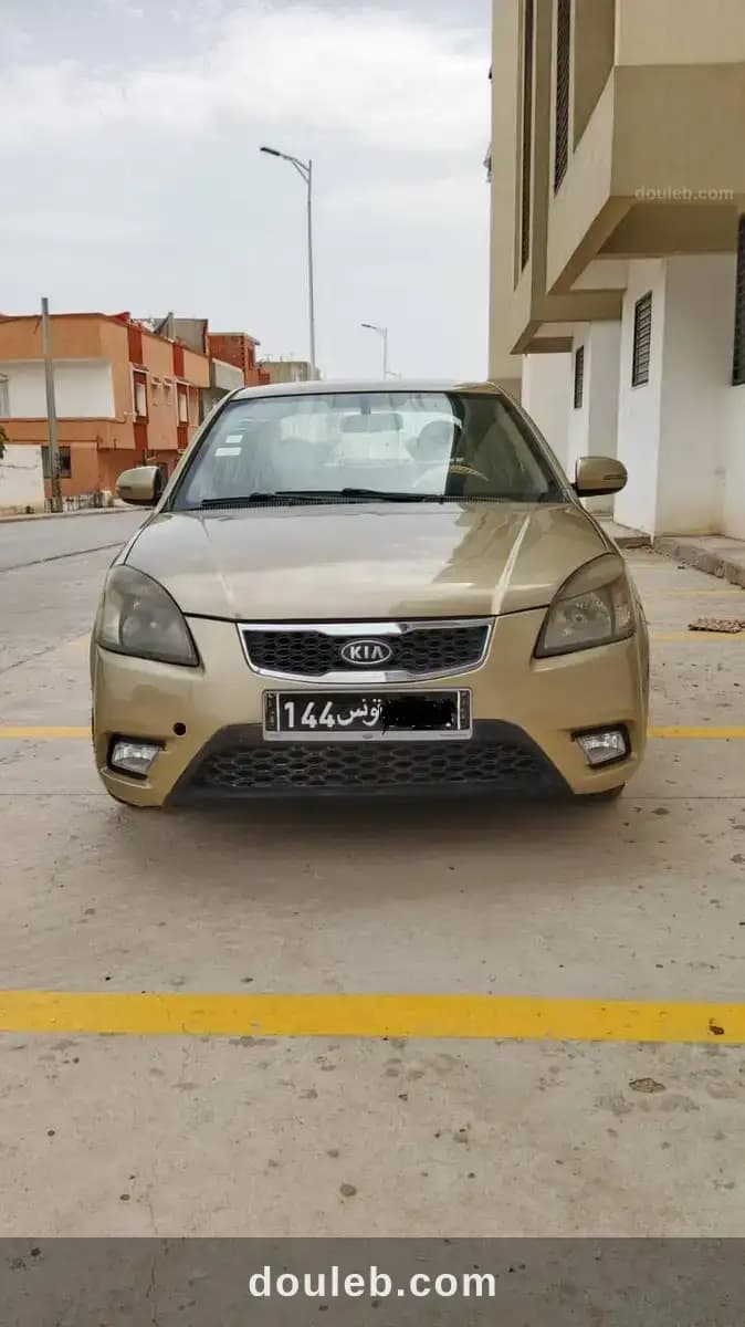 Kia rio anne 2010 essence premiere main à Tunis