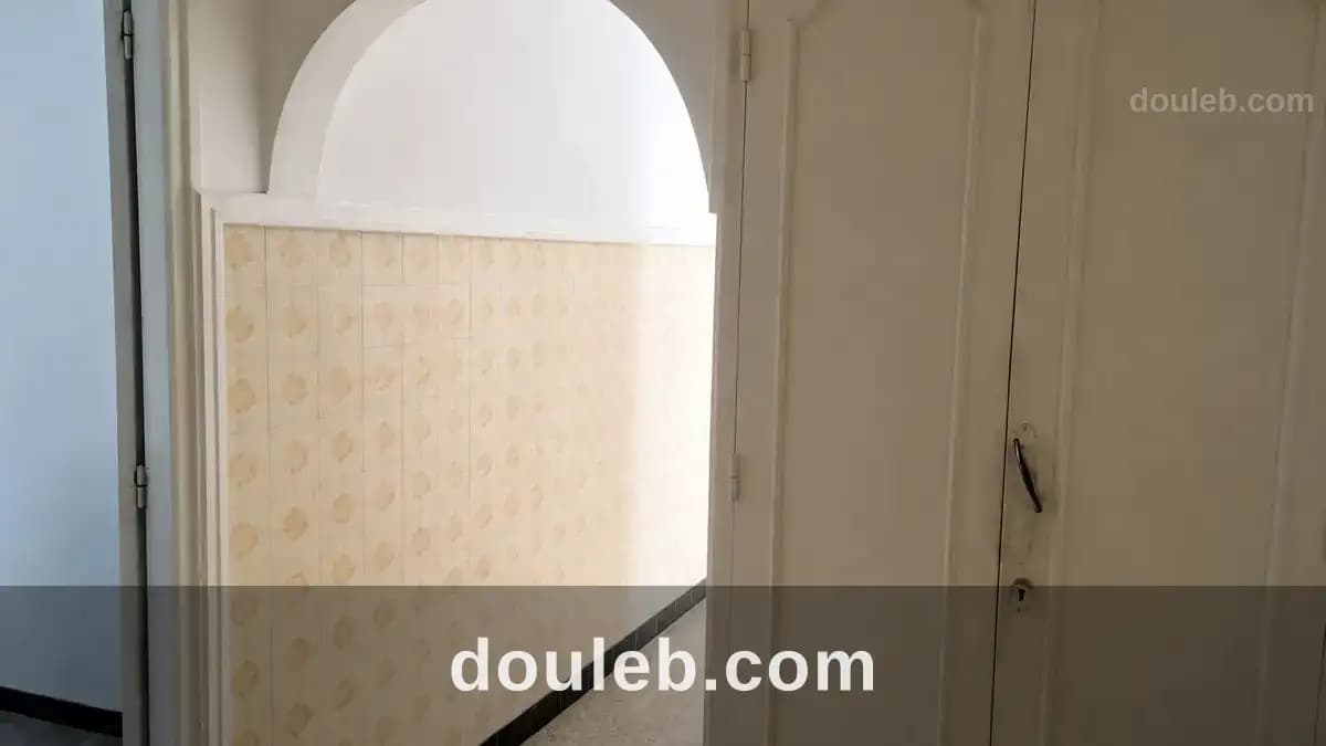 Un appartement s3 vide à cité khadra - Miniature 2