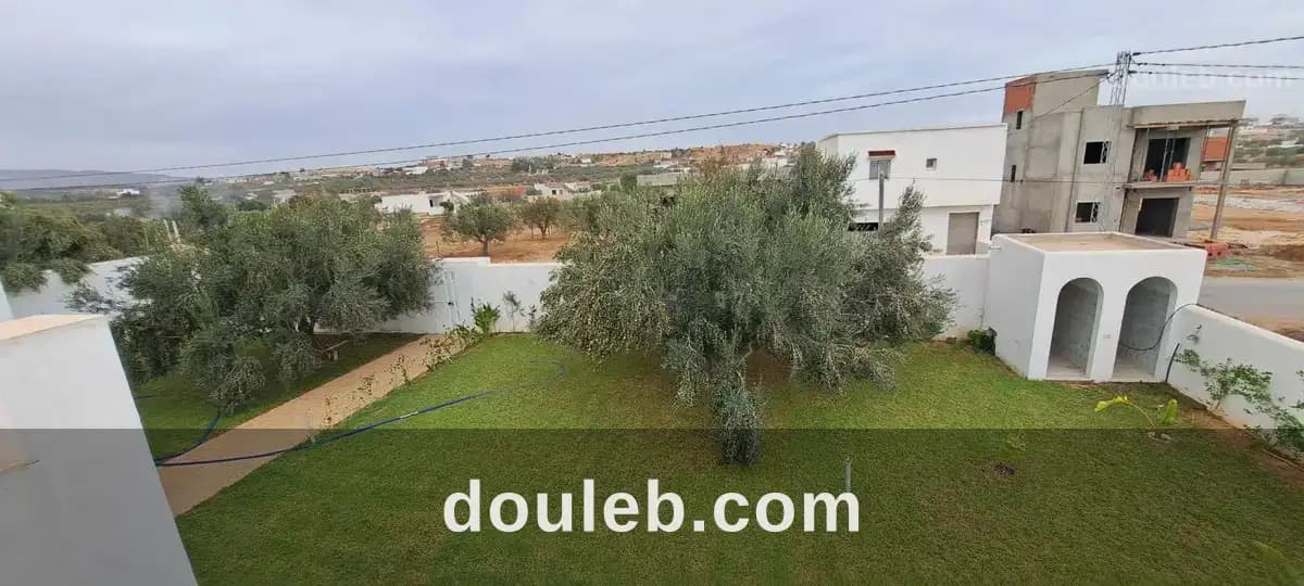 Une belle villa avec piscine et grand jardin - Miniature 3
