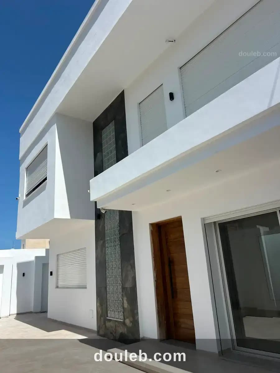 Une belle villa à 2 niveaux au 14 janvier bizerte à Bizerte