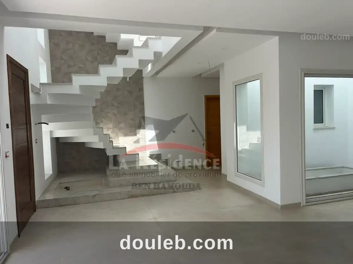 Une belle villa à 2 niveaux au 14 janvier bizerte - Miniature 3