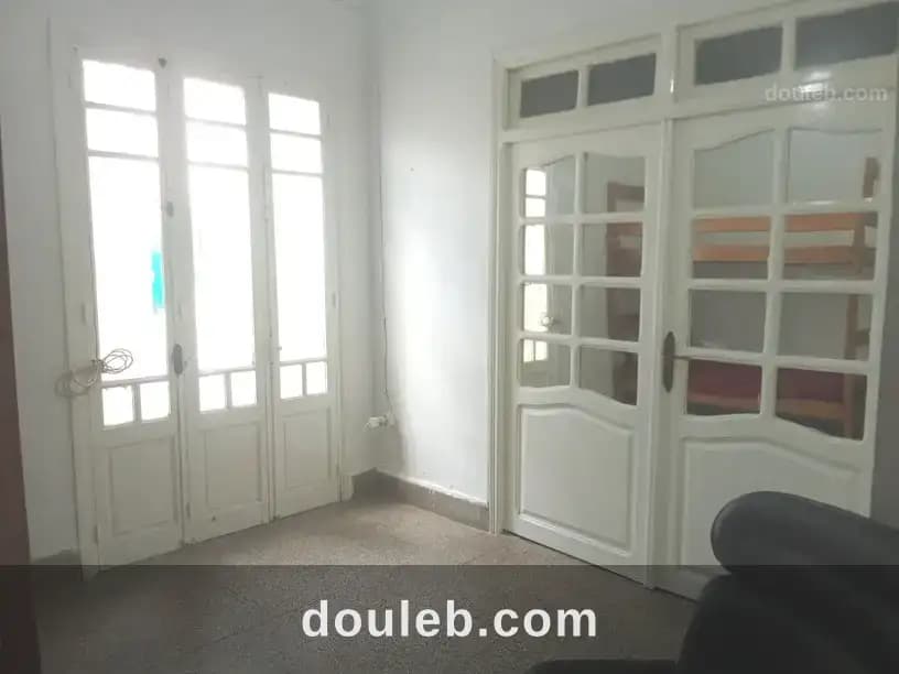 Appartement salon 2 chambres au 1er étage à Tunis