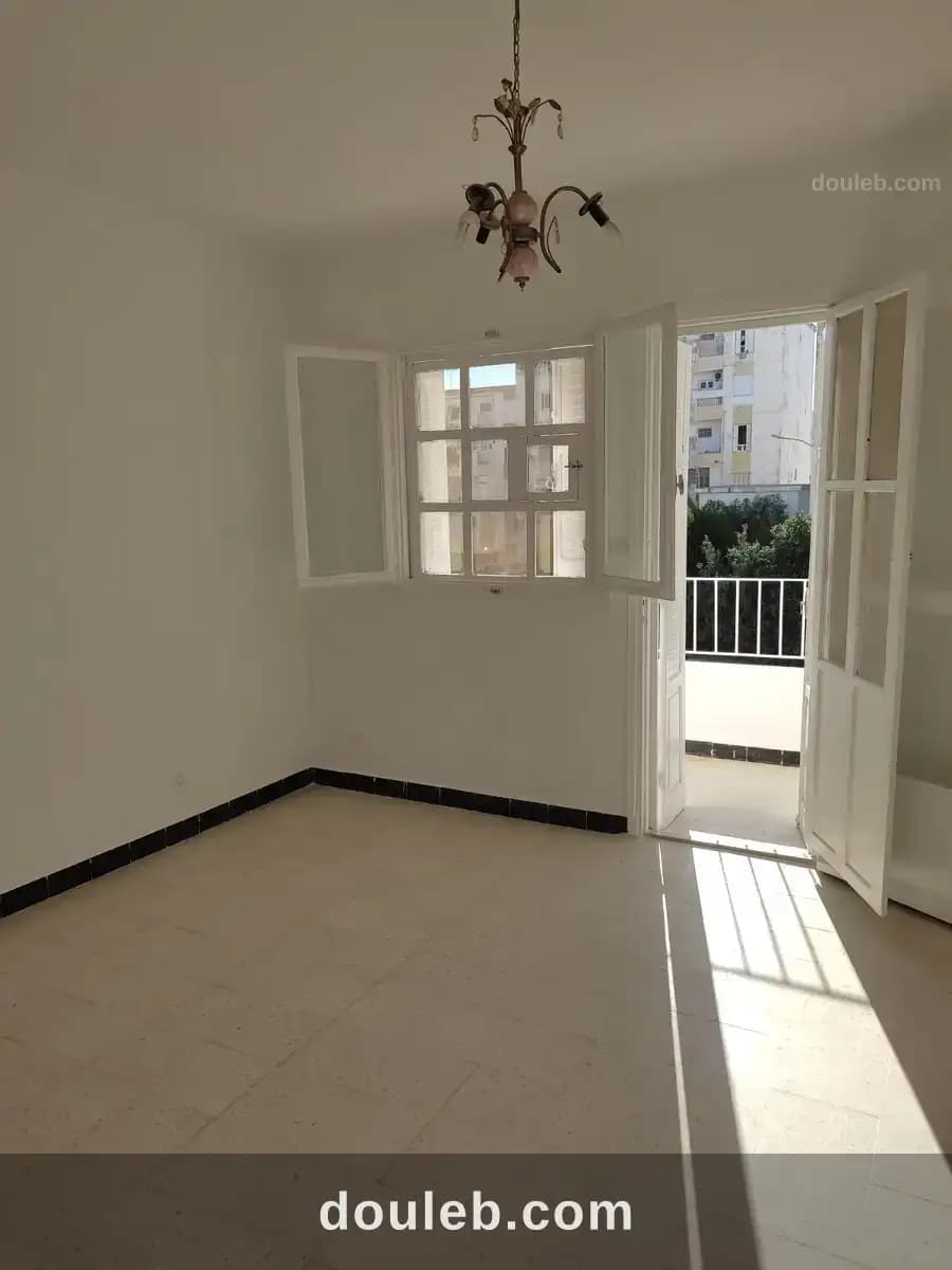S 3 1er étage pour jeunes hommes fonctionnaires à Tunis