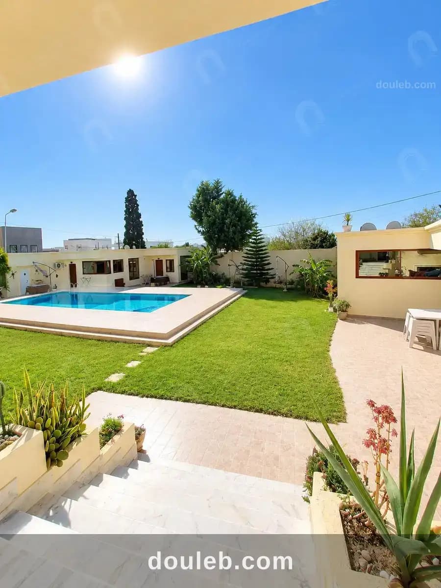 Superbe rdc s2 meublé avec piscine prv à Tunis