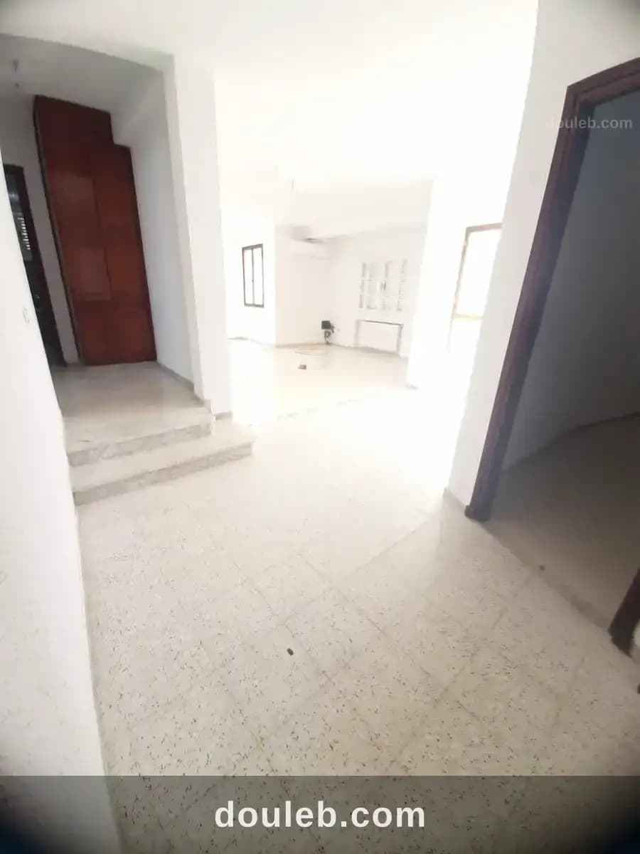 Menzah 8 étage villa s3 bien situé à Ariana