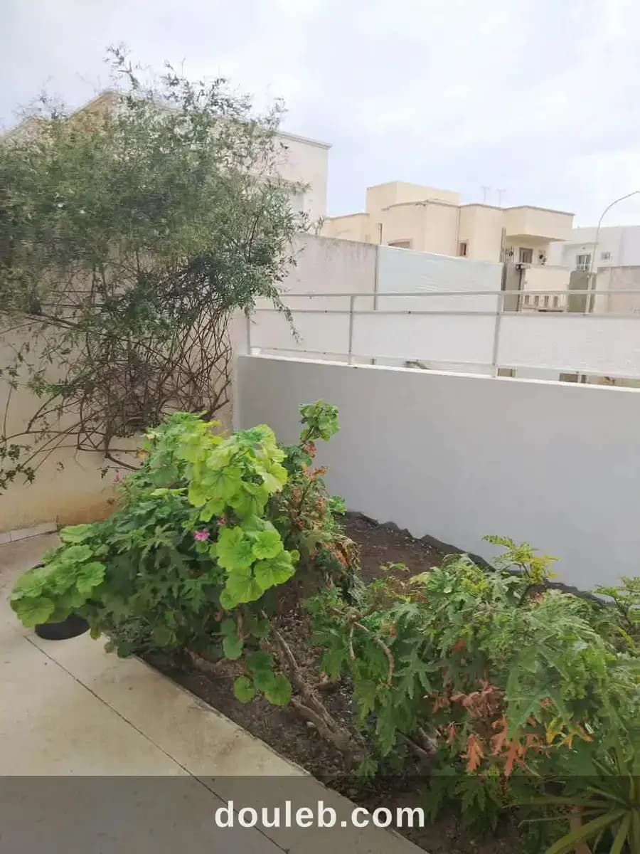 Jardin et 5 pièces rez de chaussée villa à Ariana