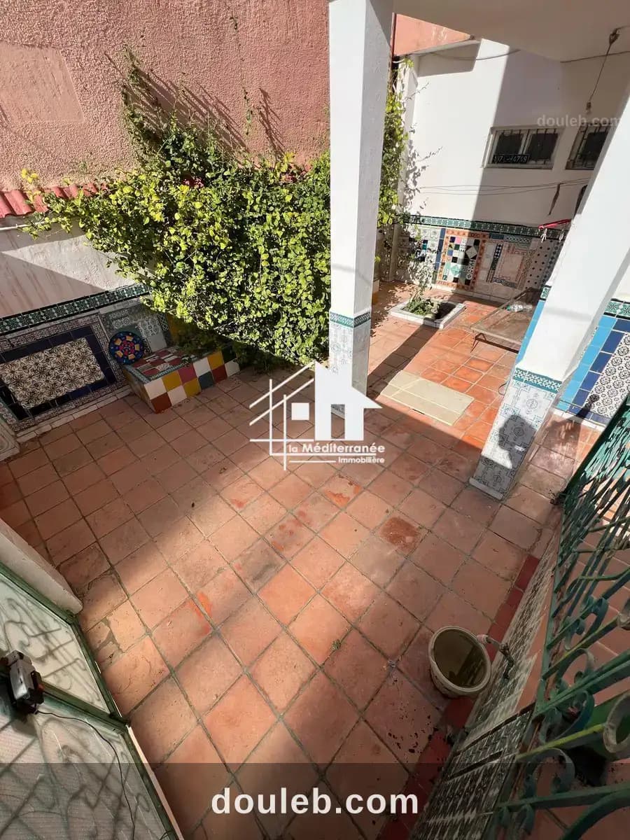 3 locaux commerciaux et étage de villa au bardo à Tunis