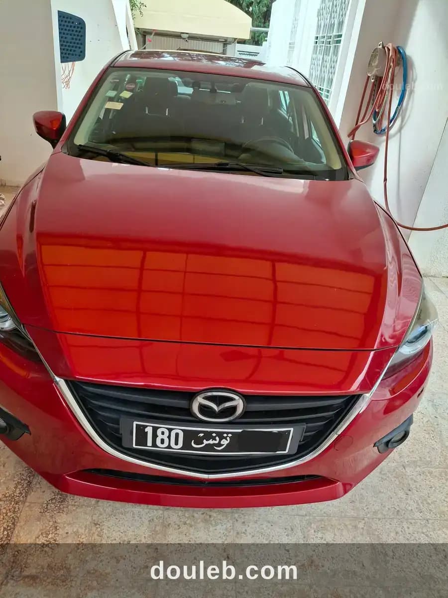Mazda 3 berline rouge cristal à Ben Arous