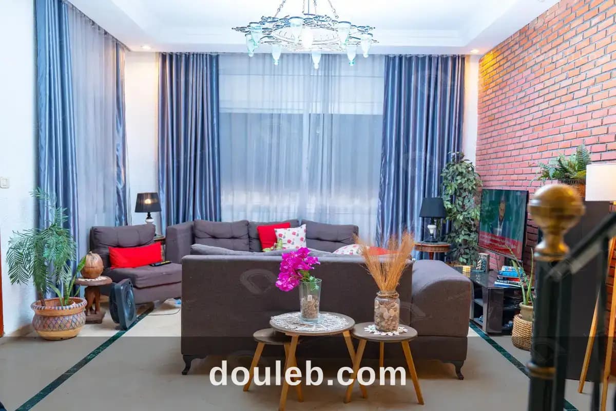 Une villa de style triplex à denden à Manouba