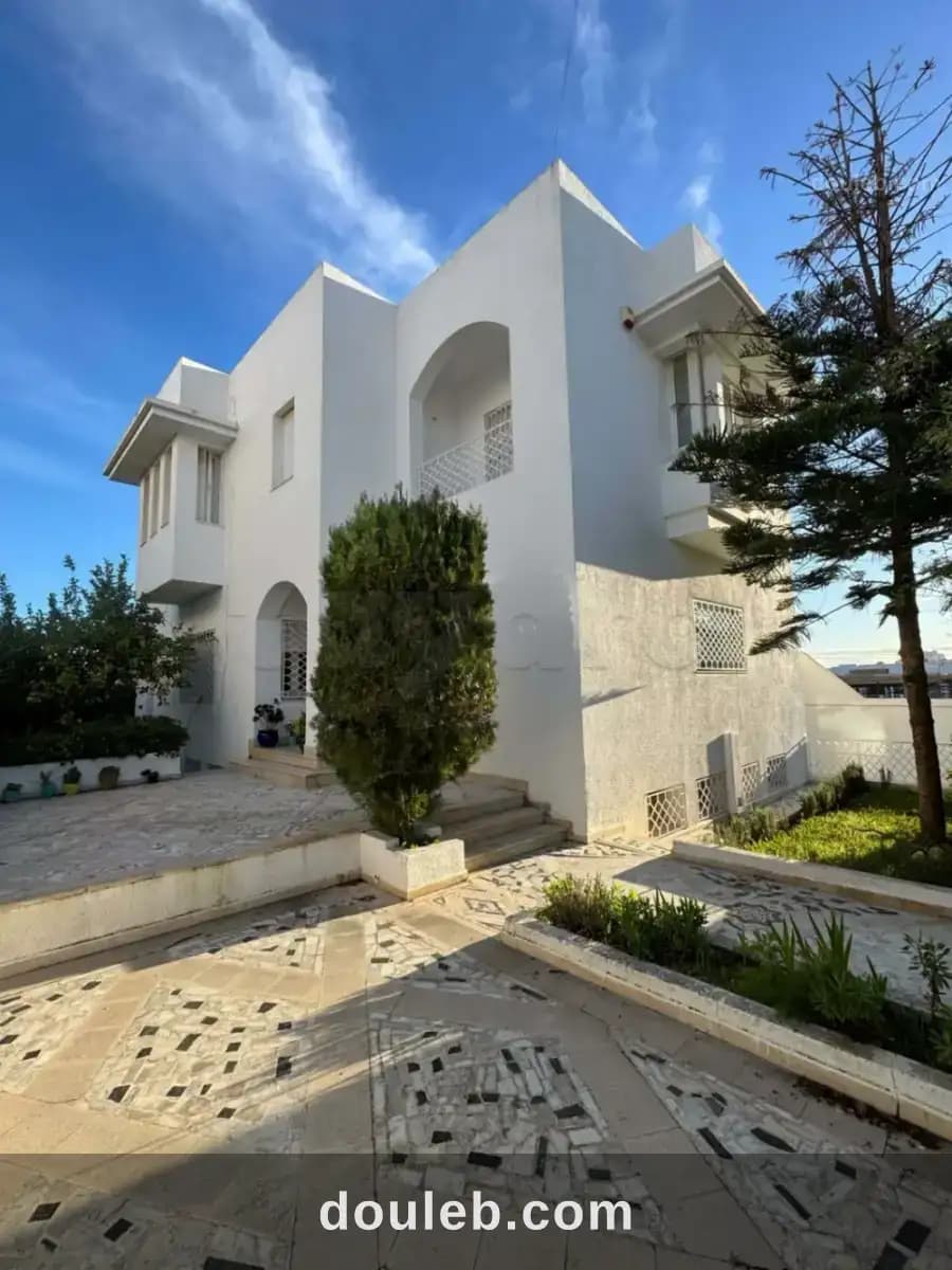Magnifique villa à cité ennasr 1 avec jardin à Ariana