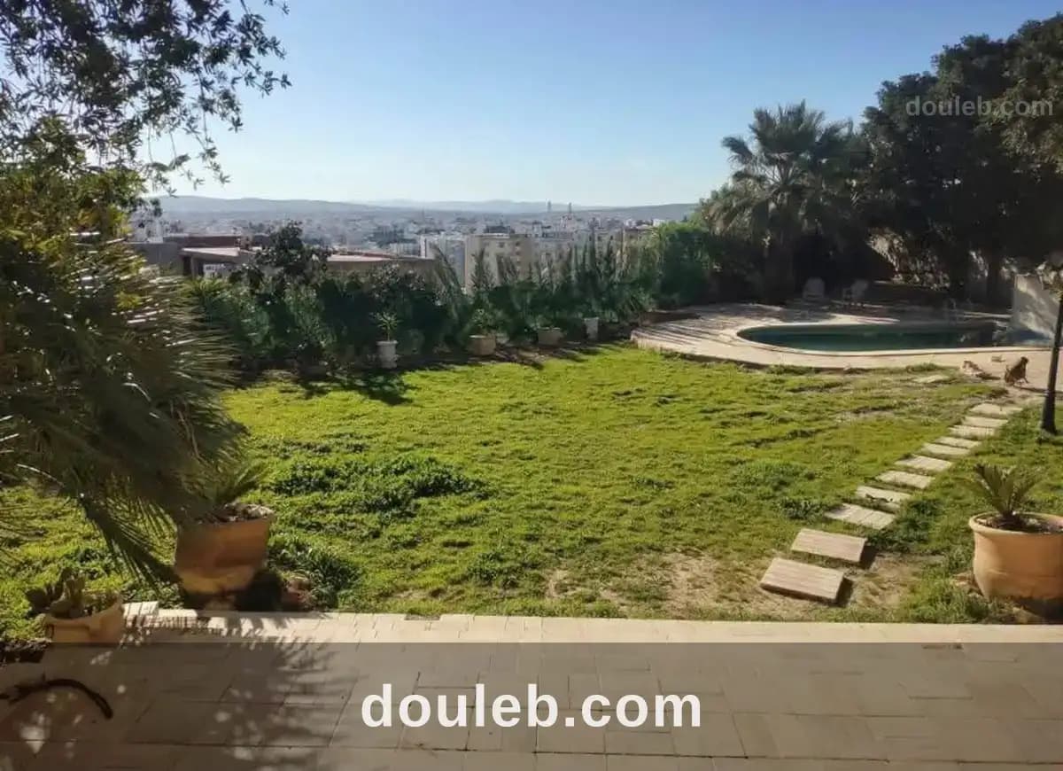 Villa s5 avec piscine 3600 à Tunis