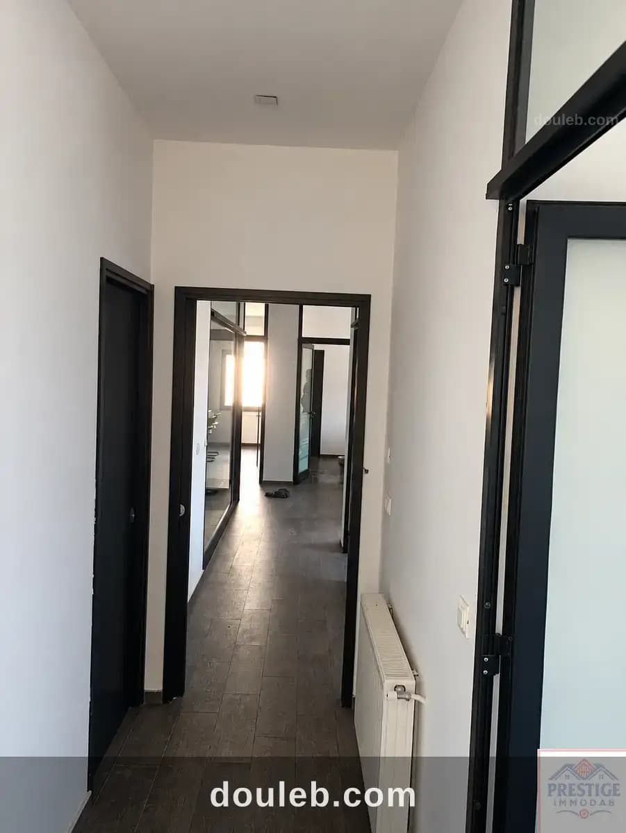 Espace professionnel avec meuble à Tunis