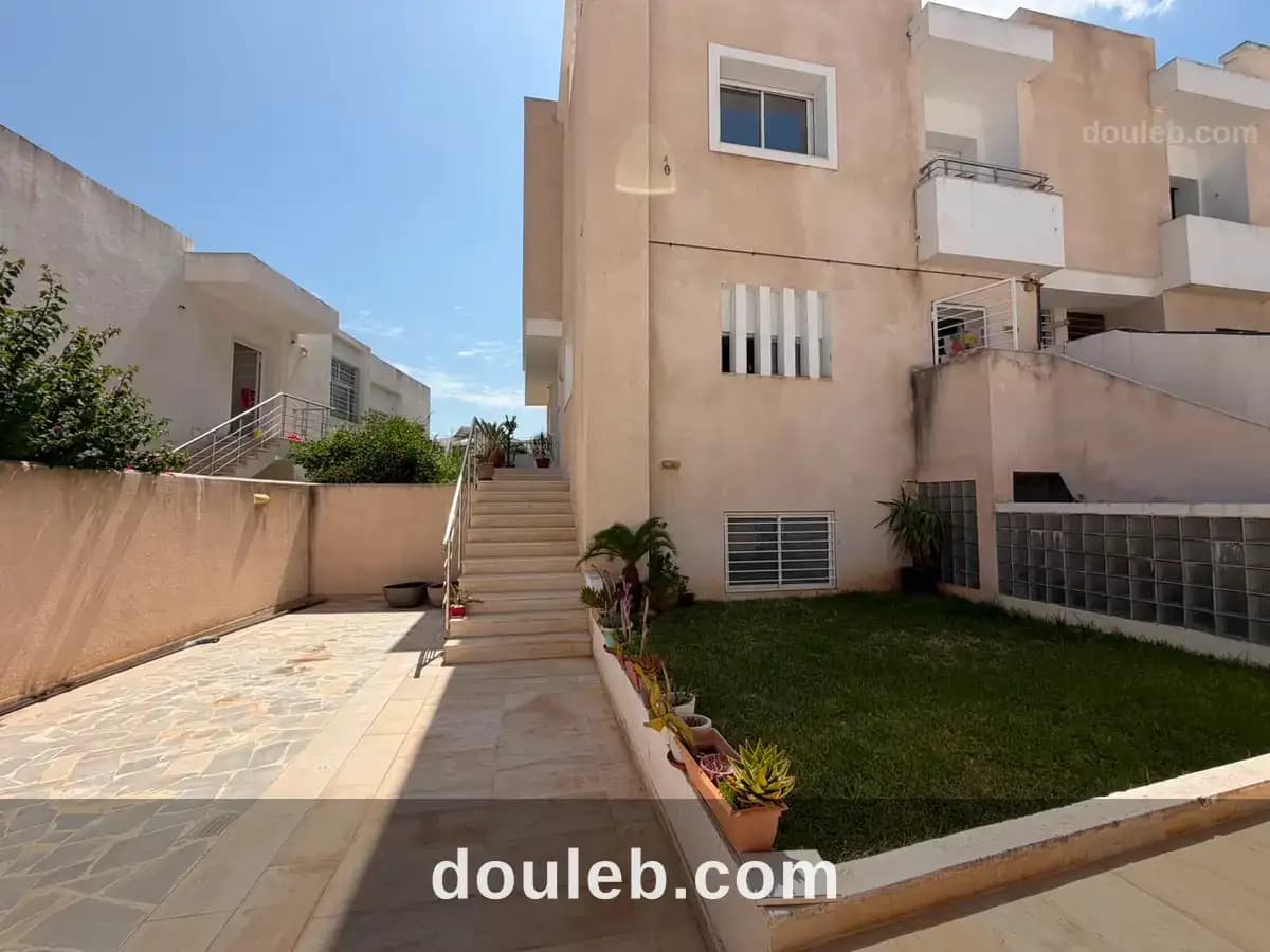 2en1 villa jumelée avec rdj indépendant à Ariana