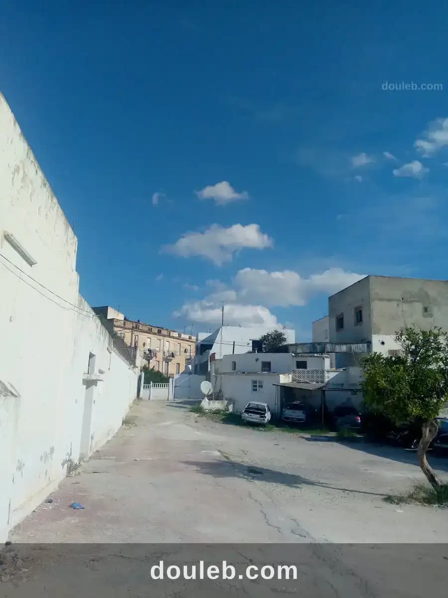 Terrain avec maison et locaux commerci à Tunis