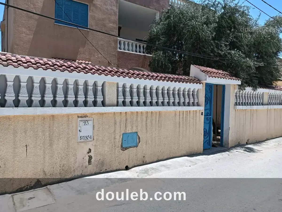 Un vaste étage de villa à dar fadhal à Ariana