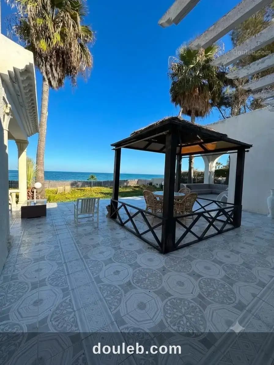 Villa pieds dans l'eau chatt meriem à Sousse