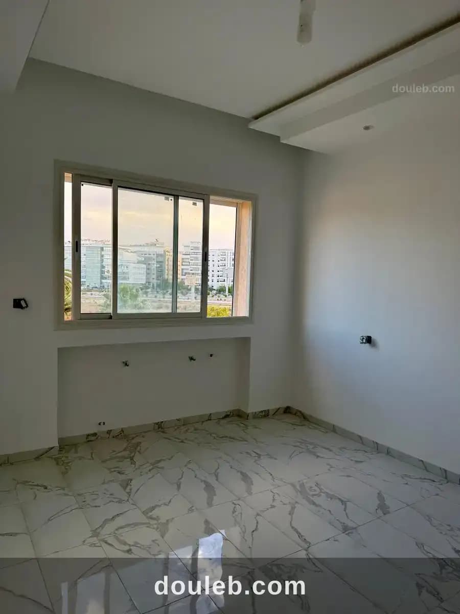 Bel appartement s1 neuf à aïn zaghouan sud à Tunis