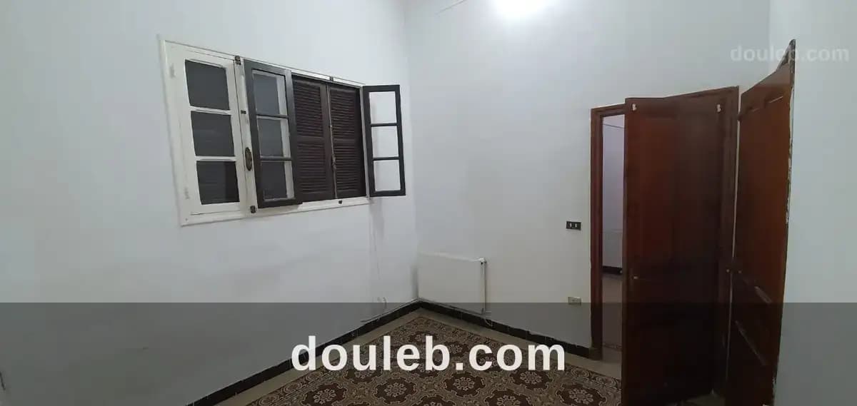 Grande chambre avec debarras près ministère santé à Tunis