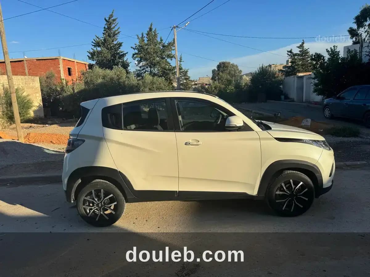 Mahindra kuv 100 à Tunis