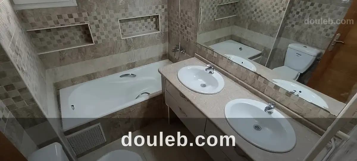 Vaste appart s3 au premier etage à Tunis