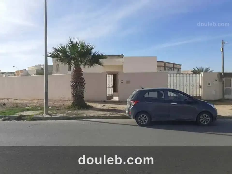 Villa 3 pièces 100m2 bâtis dans un terrain 532m2 à Sfax