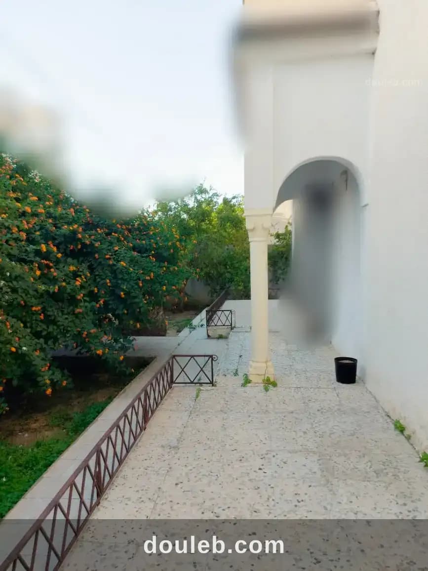 Cité la gazelle villa très bien située à Ariana