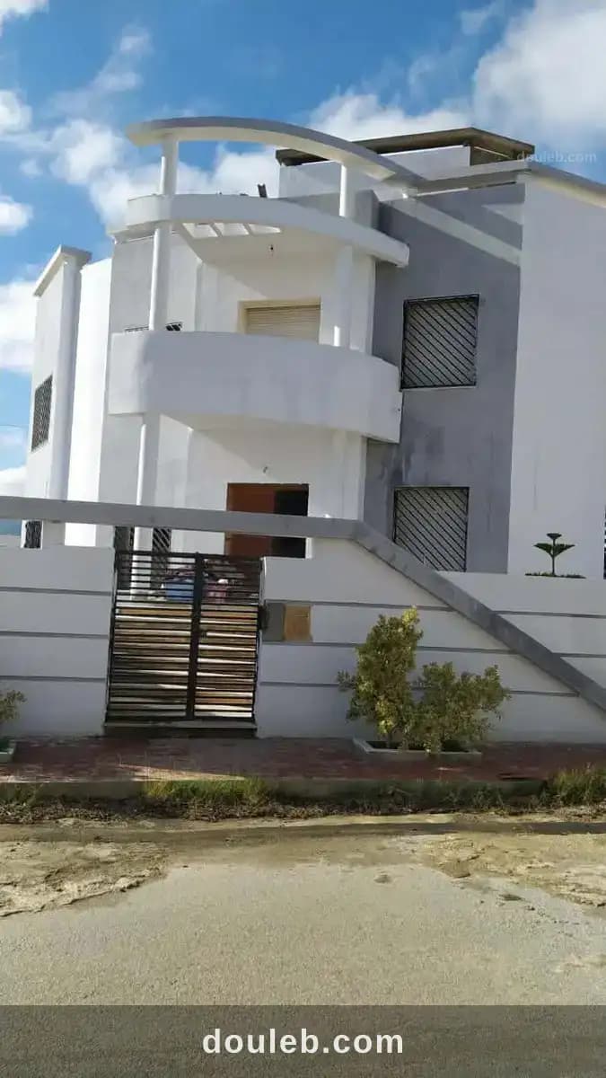 Villa neuve à 3 étages à Ben Arous