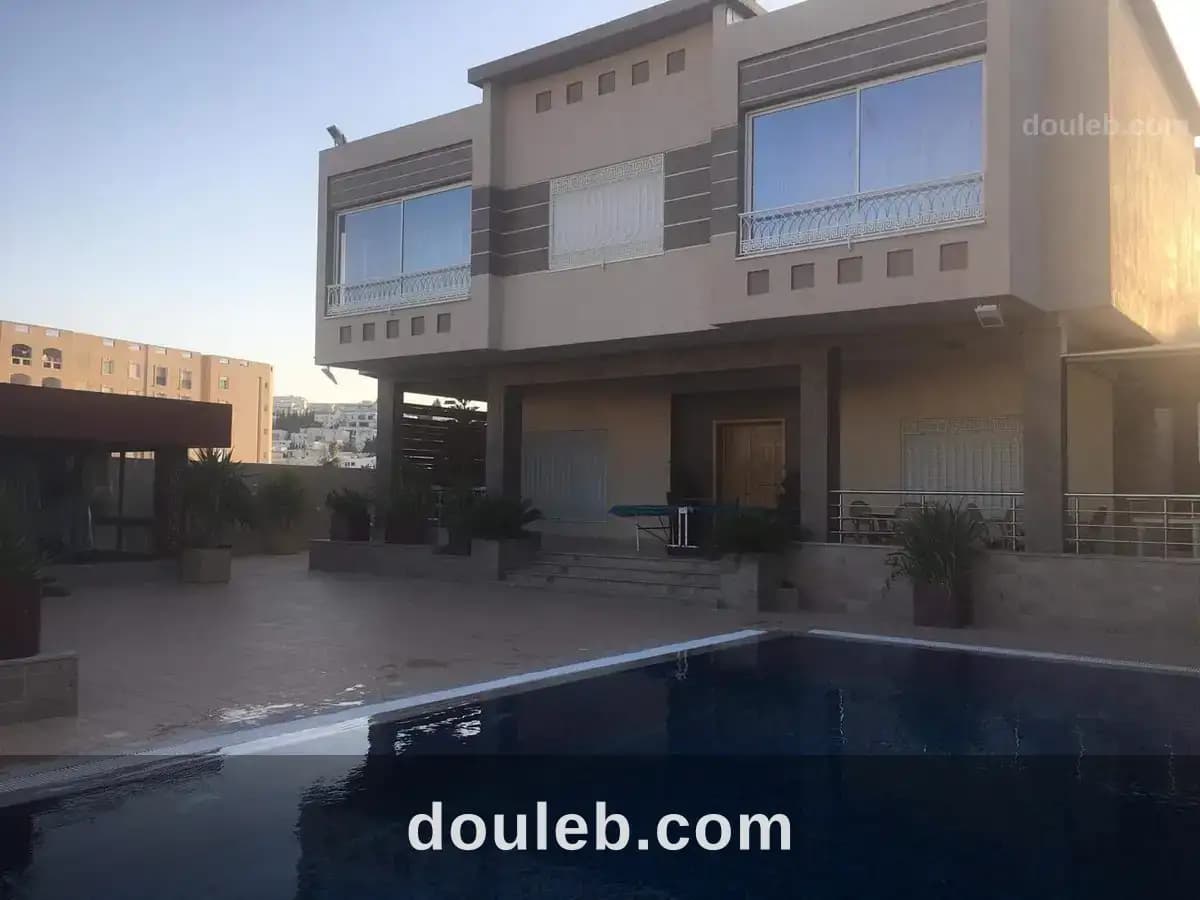 Villa el nasser 748m2 piscine et ascenseur à Ariana