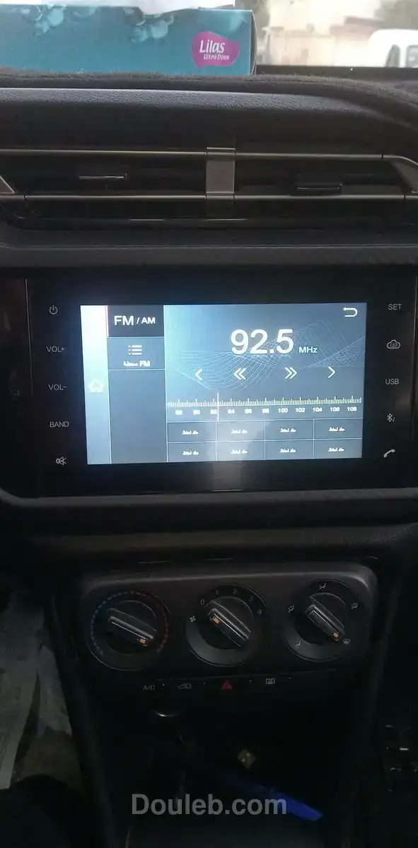 Voiture très propre presque neuve - Miniature 2