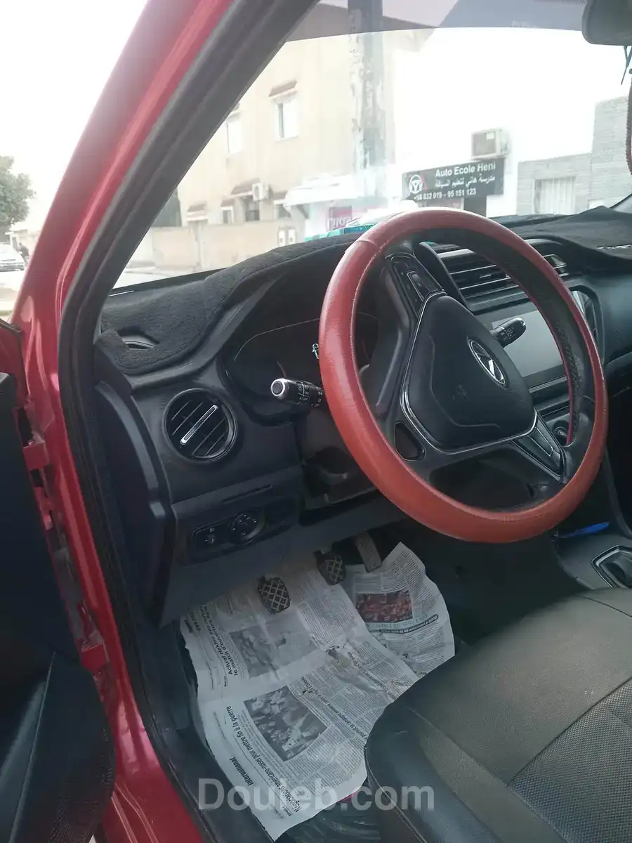 Voiture très propre presque neuve - Miniature 3