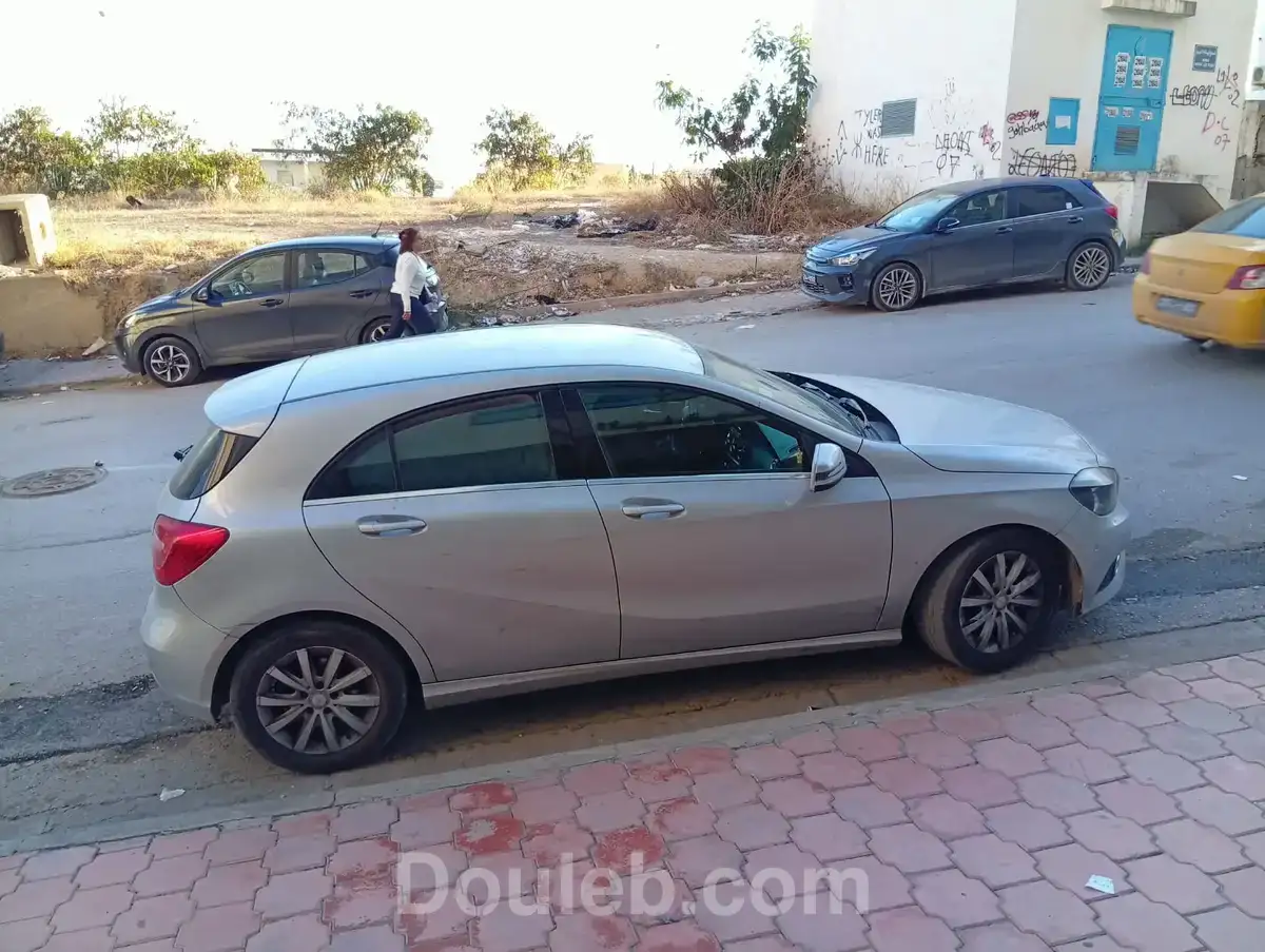 Mercedes a180 - Miniature 3