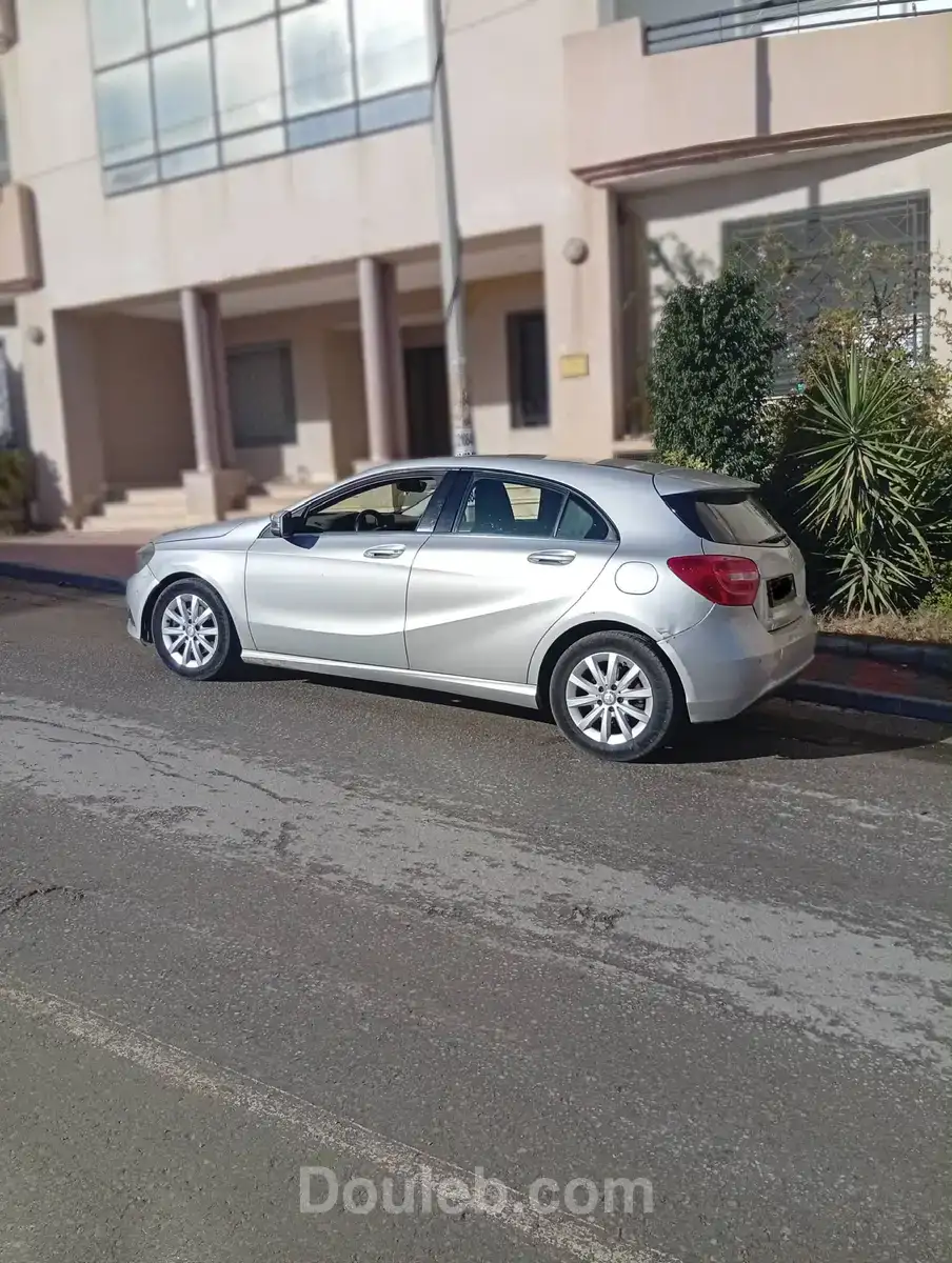 Mercedes a180 - Miniature 4