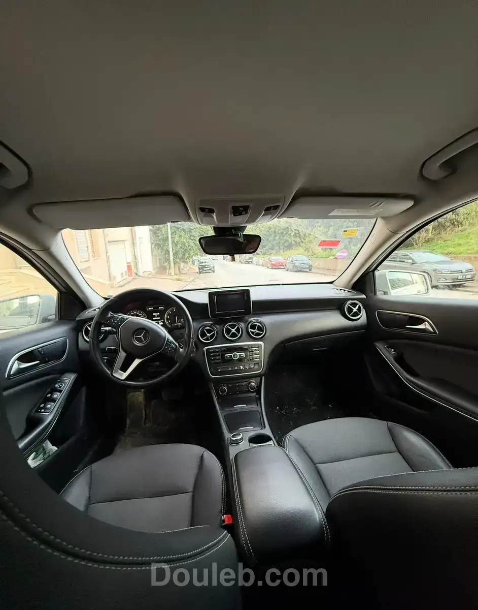 Mercedes a180 - Miniature 5