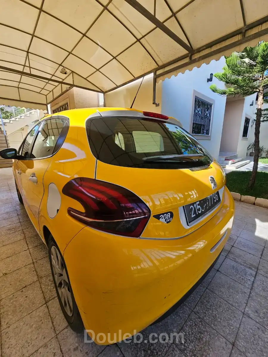 208 peugeot essence tres bon état - Miniature 2