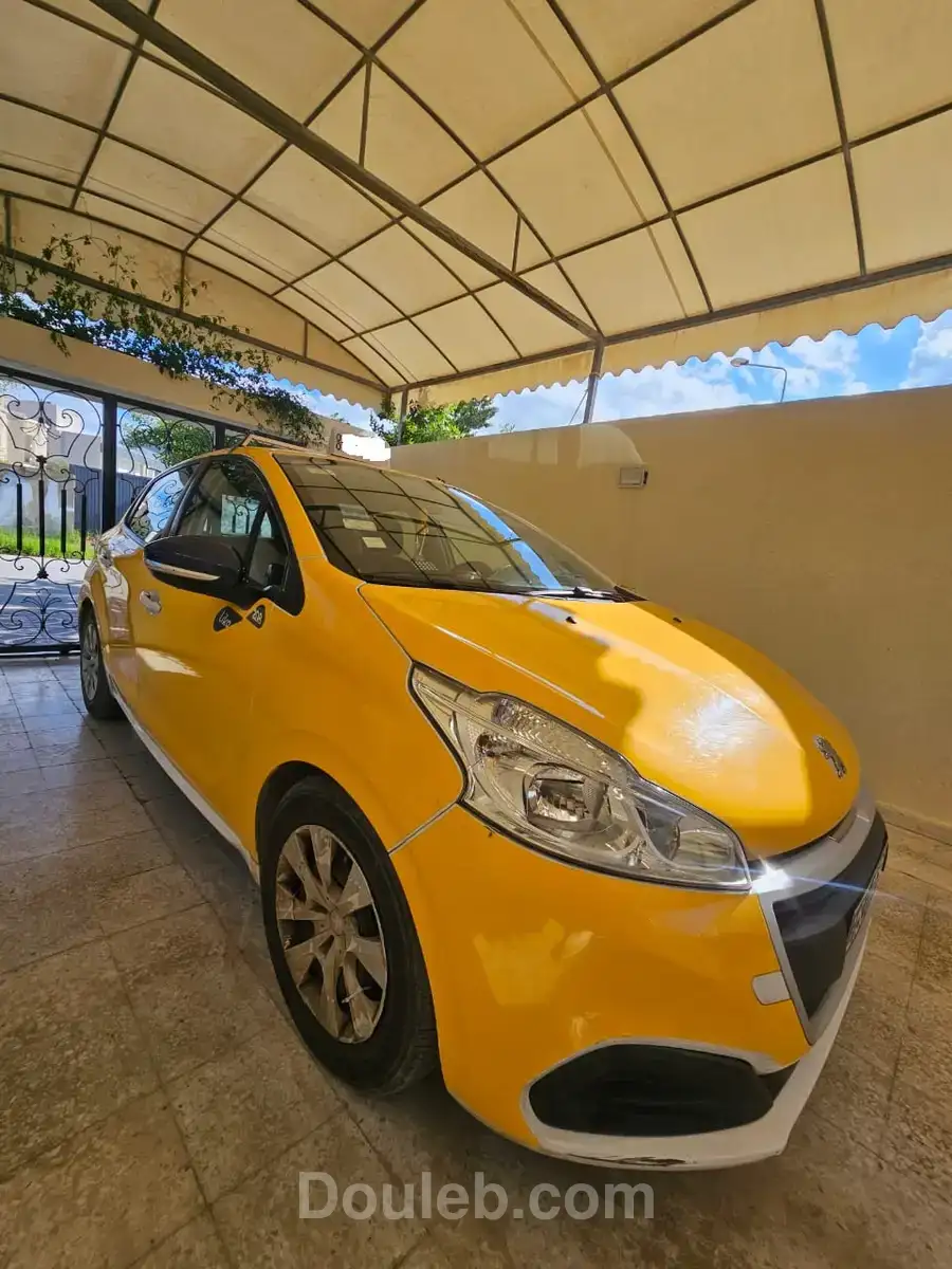 208 peugeot essence tres bon état - Miniature 3