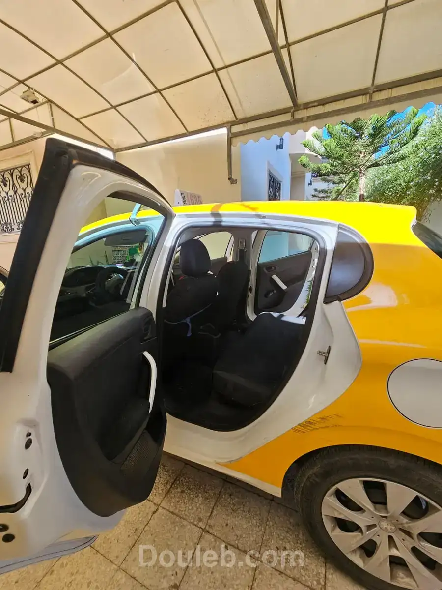 208 peugeot essence tres bon état - Miniature 5