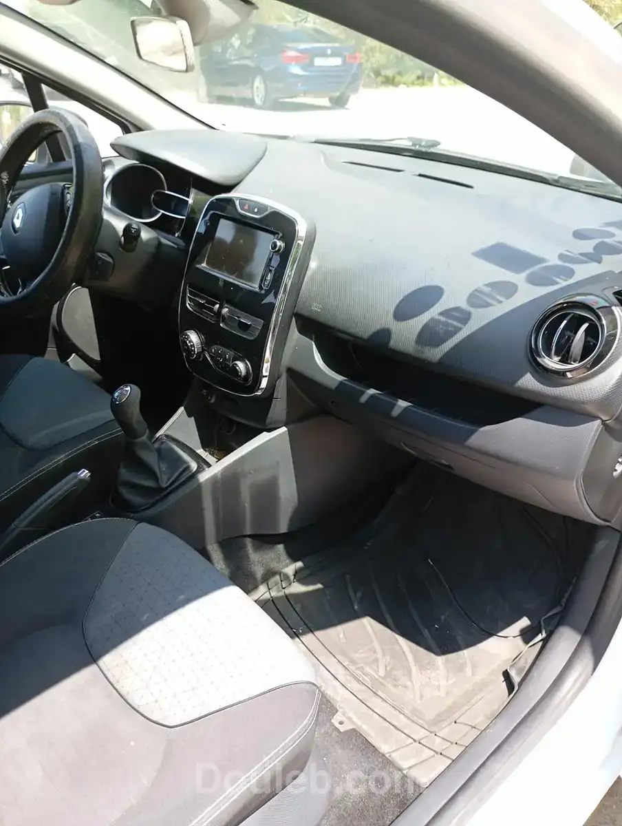 Clio 4 de couleur blanche en très bon etat - Miniature 2