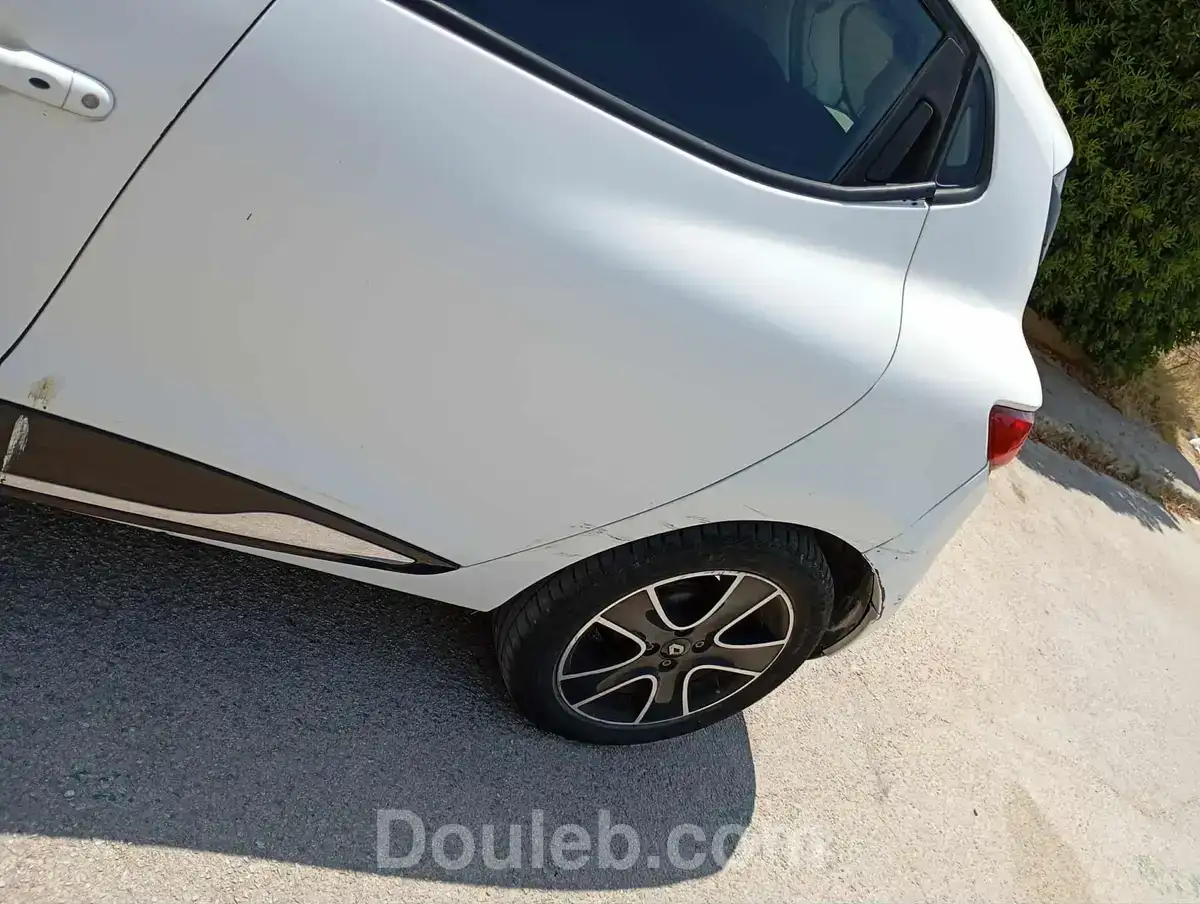 Clio 4 de couleur blanche en très bon etat - Miniature 3