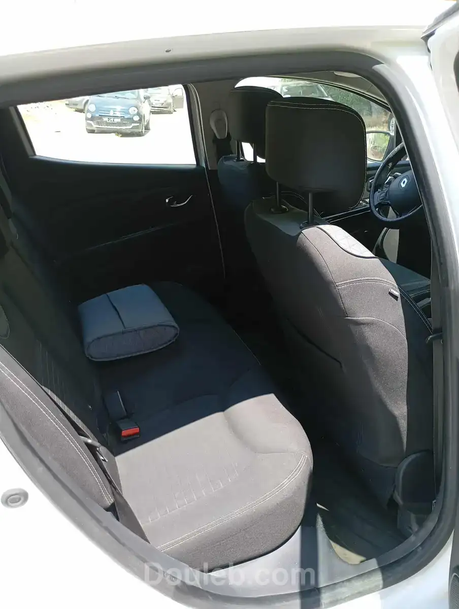 Clio 4 de couleur blanche en très bon etat - Miniature 4